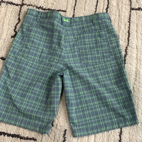 Under Armour men’s size 36 golf shorts. Grey/green - Picture 2 of 3